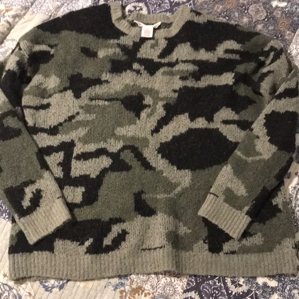 Camo sweater size large